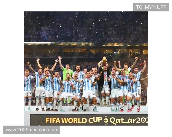 2022年卡塔尔世界杯奖杯图片全景展示，足球历史上的荣耀象征